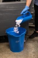 Vikan Emmer geel 12 ltr. met schenktuit - thumbnail