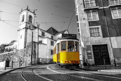 Fotobehang - Tram in een historische wijk in Lissabon, Gele tram tegen zwart witte achtergrond, 11 maten, incl behanglijm