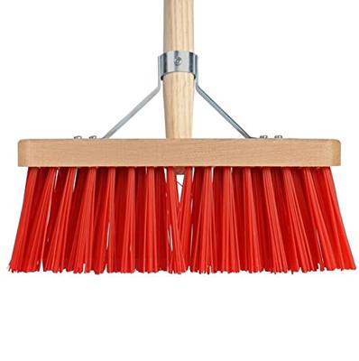 Bezem rood 28 cm met beugel en houten steel 140 cm Bezem rood 28 cm met beugel en houten steel 140 cm
