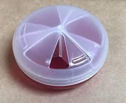 Pillendoos kunststof rond draaibaar deksel 3 vaks - rood