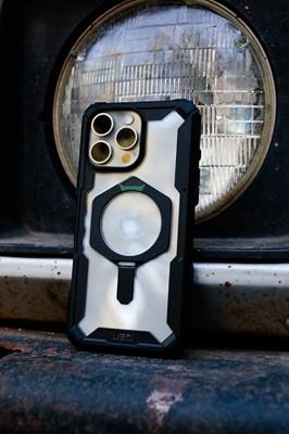 Urban Armor Gear Plasma XTE MagSafe Kickstand Case Backcover Apple iPhone 16 Pro Zwart/oranje MagSafe compatible