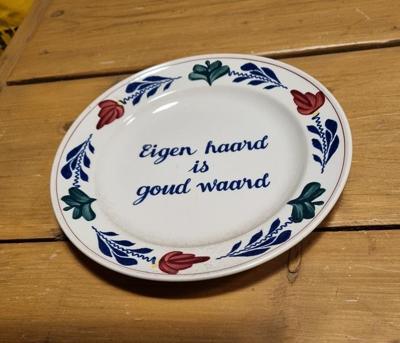 Boerenbont Tekstbord "Eigen haard is goud waard" rond 21cm aardewerk