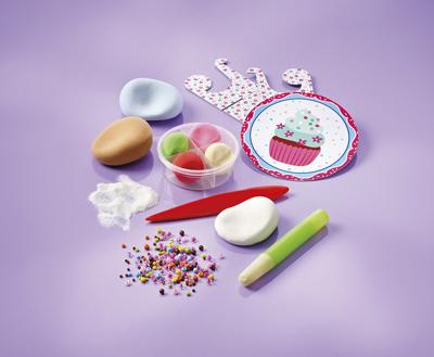 Intro Cupcake factory in leuk knutsel koffertje om macarons en cupcakes te maken