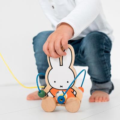 Nijntje houten trekfiguur met kralen - thumbnail