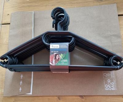 Set van 20 zwarte kledinghangers - kunststof, stevig en stijlvol Set van 20 zwarte kledinghangers - kunststof, stevig en stijlvol