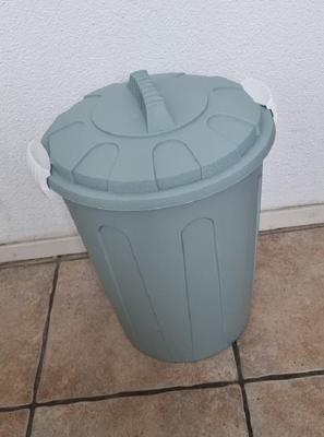 MaxiTon afvalemmer afvalbak met deksel 40 liter polypropyleen groen MaxiTon afvalemmer afvalbak met deksel 40 liter polypropyleen groen