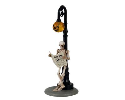 Lemax checking his horrorscope halloween figuur Spooky Town 2021 Lemax checking his horrorscope halloween figuur Spooky Town 2021