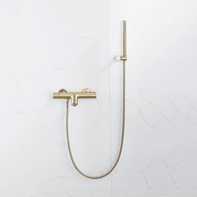 Fortifura Calvi Thermostatische badkraan met staafhanddouche, handdouchehouder en metalen doucheslang Geborsteld Messing PVD (Goud) SW720570/SW720567/SW720226/SW706206 Fortifura Calvi Thermostatische badkraan met staafhanddouche, handdouchehouder en metalen doucheslang Geborsteld Messing PVD (Goud) SW720570/SW720567/SW720226/SW706206