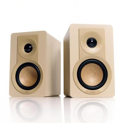 DALI KUPID Premium compacte passieve hifi-plankluidspreker, 2-weg design met 4,5 inch woofer en 1 inch tweeter, inclusief wandhouder (paar) - karamel wit