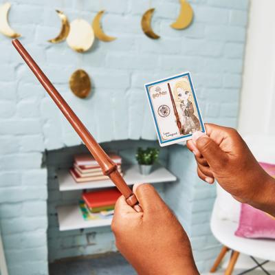 Wizarding World Harry Potter toverstaf met spreukkaart Loena Leeflang - 30 cm