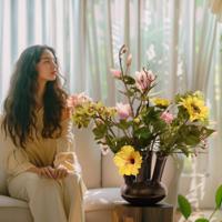 Handgebonden Kunstboeket Magnolia Budapest - Rose/Geel - Met Tuitvaas - thumbnail