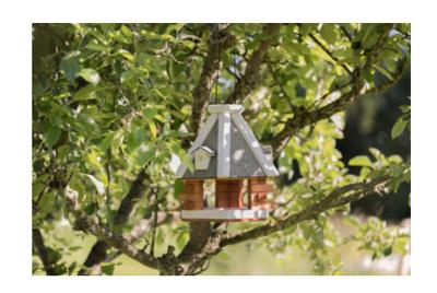 TRIXIE NATURA VOEDERHUIS OM OP TE HANGEN BRUIN / WIT 36X36X35 CM