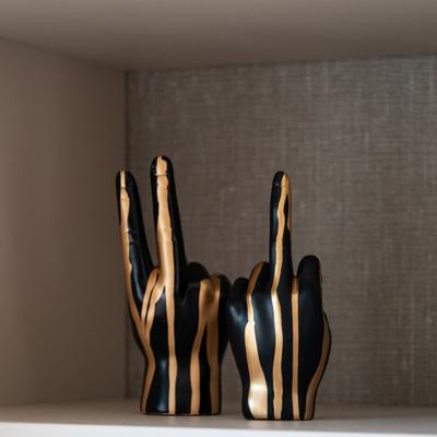 Richmond Decoratie 'Hand' Middelvinger, kleur Zwart/Goud