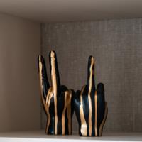 Richmond Decoratie 'Hand' Middelvinger, kleur Zwart/Goud - thumbnail
