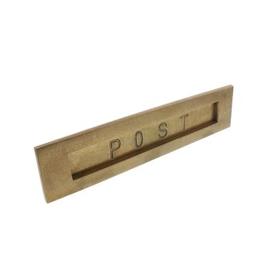 Briefplaat rechthoekig met klep, binnendraaiend met tekst "POST" messing getrommeld Briefplaat rechthoekig met klep, binnendraaiend met tekst "POST" messing getrommeld