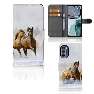 Motorola Moto G62 5G | Telefoonhoesje | Met pasjeshouder | Paarden Motorola Moto G62 5G | Telefoonhoesje | Met pasjeshouder | Paarden