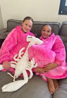 Draagbare deken met capuchon & mouwen - kind - roze - thumbnail