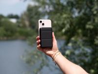 MOJOGEAR Wireless MagSafe powerbank 10.000 mAh - Magnetisch en Draadloos voor Android en iPhone - Met bureau-standaard - Zwart/Wit - thumbnail