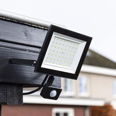 Lumos LED Breedstraler - met Bewegingssensor en Schemerschakelaar - 50 Watt - 4770 lumen - 4000K neutraal wit - IP65 waterdicht Lumos LED Breedstraler - met Bewegingssensor en Schemerschakelaar - 50 Watt - 4770 lumen - 4000K neutraal wit - IP65 waterdicht
