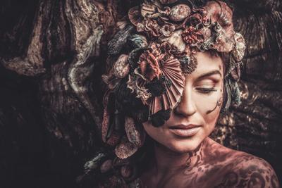 Foto Glas Art - Vrouw en schelpen, 80x120cm, multi-gekleurd, prachtig voor in de woon en of slaapkamer, inclusief ophang materiaal