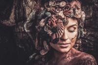 Foto Glas Art - Vrouw en schelpen, 80x120cm, multi-gekleurd, prachtig voor in de woon en of slaapkamer, inclusief ophang materiaal - thumbnail