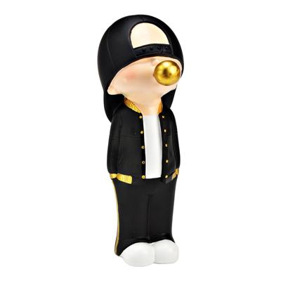 Beeldje jongen met kauwgombel van poly zwart/wit/goud (B/H/D) 9x26x13 cm