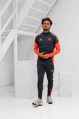 F.C. Bayern München Trainingspak Senior 2025/2026 - Maat S - Kleur: OranjeGrijs | Soccerfanshop F.C. Bayern München Trainingspak Senior 2025/2026 - Maat S - Kleur: OranjeGrijs | Soccerfanshop