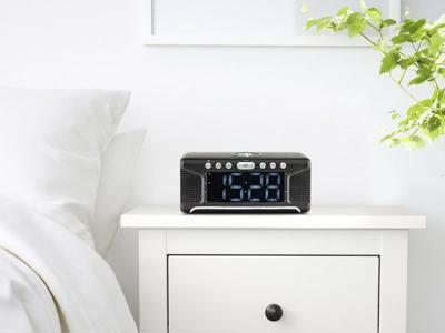 Wekkerradio met Draadloze Oplader en Dual Alarm - Digitale Wekker met FM-radio - Wit Display (HCG008Q)