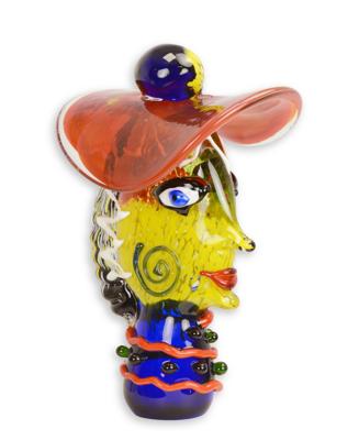 GLAZEN BEELDJE IN MURANOSTIJL VAN EEN DAMESHOOFD MET HOED