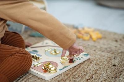 Small Foot sloten en grendels motorische activiteitenbord safari