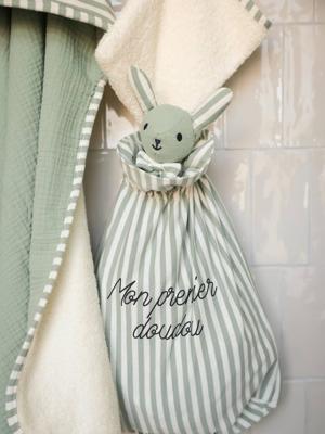 Personliseerbaar knuffeldoekje in biologisch katoenen mousseline ENVIE DE FRAISE saliegroen