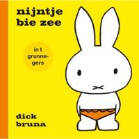 Nijntje bie zee (in t grunnegers) - Dick Bruna - Hardcover (9789056153274) - thumbnail