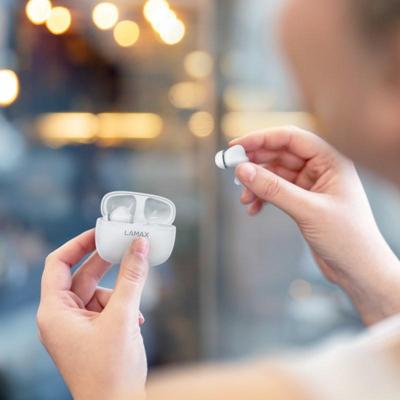 Lamax Clips1 Play In Ear headset Bluetooth Stereo Wit Indicator voor batterijstatus, Oplaadbox, Volumeregeling, Bestand tegen zweet, Touchbesturing,
