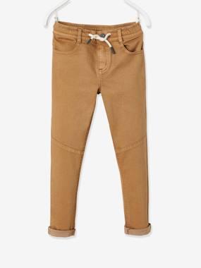 Gemakkelijk aan te trekken gekleurde jongensbroek beige