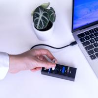 iggual USB-C hub met 4 USB 3.0 poorten, USB-C adapter met 4 poorten, blauwe LED-display en veiligheidsbescherming, Type-C adapter, compatibel met MacBook Pro/Air, iPhone en Galaxy, kabel van 30 cm - thumbnail