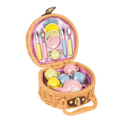 Porseleinen theeservies in picknickmandje