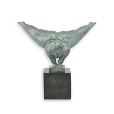 EEN BRONZEN BEELD VAN EEN DANSER MET GROENE AFWERKING