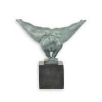 EEN BRONZEN BEELD VAN EEN DANSER MET GROENE AFWERKING - thumbnail