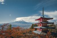 Fotobehang - Japanse pagode in de herfst, te koop in 11 maten, premium print, incl behanglijm - thumbnail