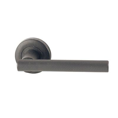 Hardbrass Deurkruk Mila op rond rozet - PVD gun metal Hardbrass Deurkruk Mila op rond rozet - PVD gun metal