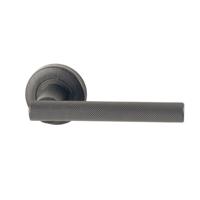 Hardbrass Deurkruk Mila op rond rozet - PVD gun metal - thumbnail