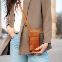 The Chesterfield Brand Valdes - Leren telefoontasje - Cognac - thumbnail