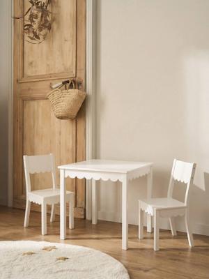 Tafel en 2 kinderstoelen met feston wit Tafel en 2 kinderstoelen met feston wit