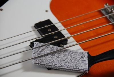 MusicNomad MN205 The Nomad Tool String, Body & Hardware Cleaning schoonmaakborstel voor gitaar en versterker - thumbnail