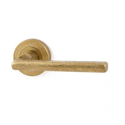 Hardbrass Deurkruk Sara op rond rozet - messing getrommeld Hardbrass Deurkruk Sara op rond rozet - messing getrommeld