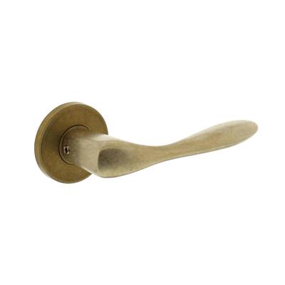 Deurkruk Banaan met rozet ø49x7mm verdekt messing getrommeld Deurkruk Banaan met rozet ø49x7mm verdekt messing getrommeld