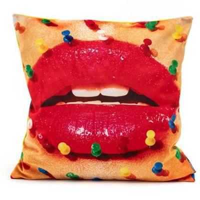 Seletti Toiletpaper kussen 50x50 Mouth with Pins Seletti Toiletpaper kussen 50x50 Mouth with Pins