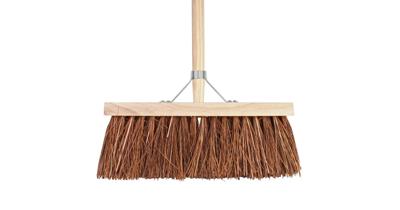 Harde bezem 41 cm met beugel en houten steel 140 cm Harde bezem 41 cm met beugel en houten steel 140 cm