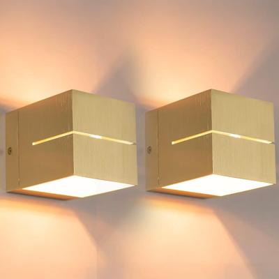 Gemini oro by LUSENZ - Kubusvormige up and down wandlamp met een geborstelde gouden coating