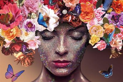 Foto Glas Art - Vrouw met glitter gezicht bloemen en vlinders, 80x120cm, multi-gekleurd, prachtig voor in de woon en of slaapkamer, inclusief ophang materiaal